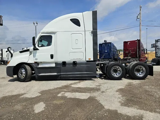 2021 FREIGHTLINER CASCADIA CA126