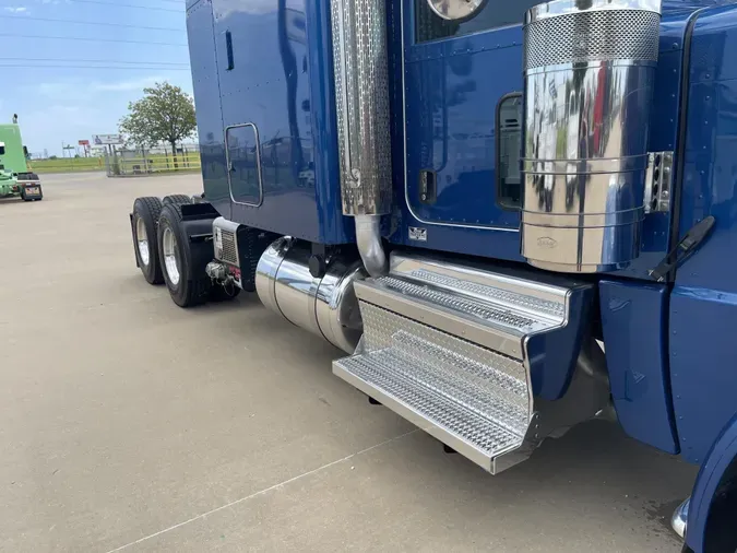 2024 Peterbilt 389