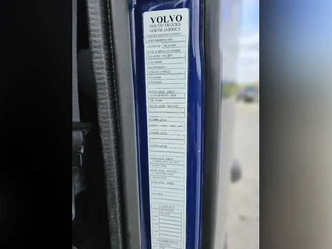 2023 VOLVO VNL64T760