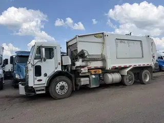 2009 PETERBILT 320