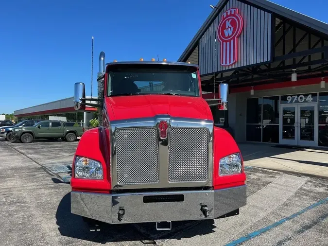 2025 Kenworth T880