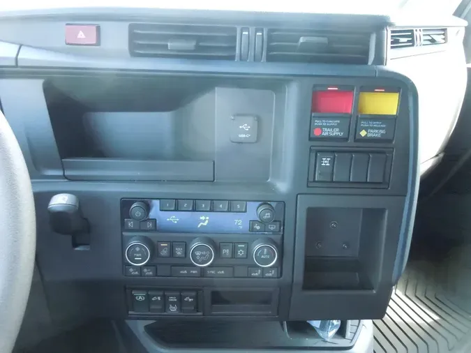 2025 VOLVO VNL64T860