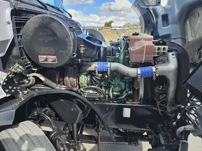 2019 VOLVO VNL64T760