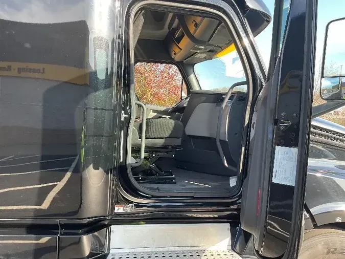 2019 Freightliner T12664ST