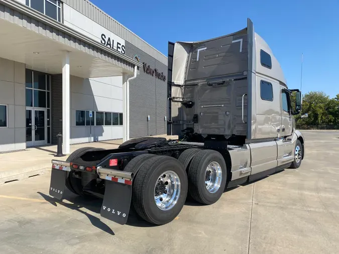 2025 VOLVO VNL64T860