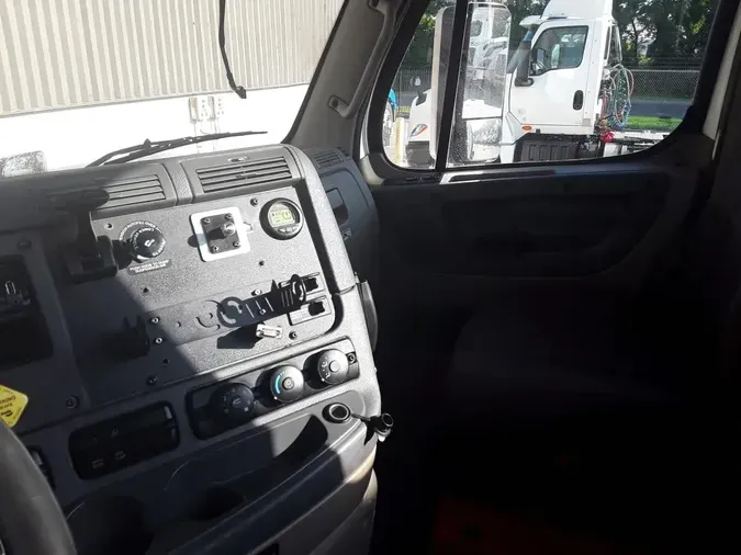 2017 FREIGHTLINER CASCADIA 113