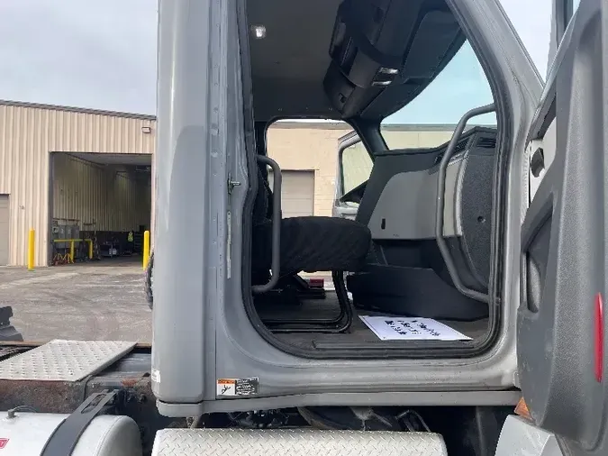 2018 Freightliner T12664ST