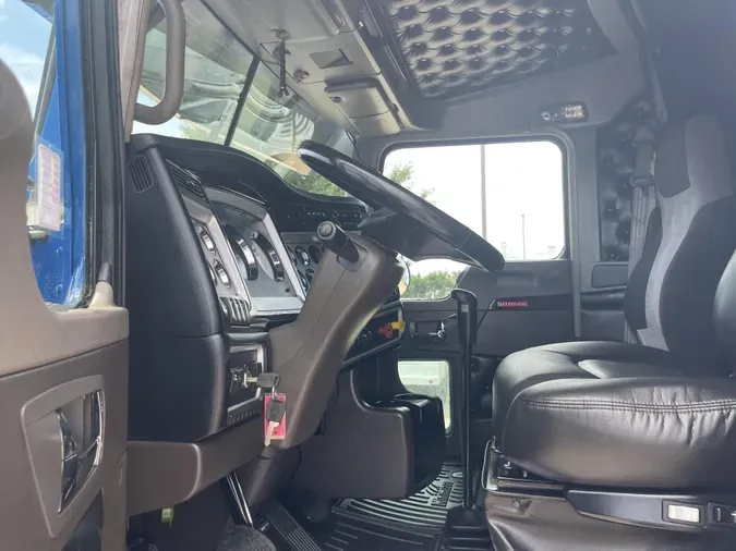 2022 Kenworth W900