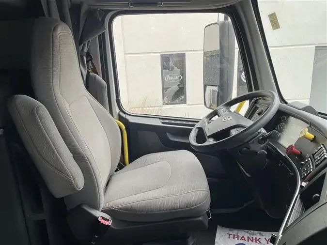 2021 VOLVO VNL740
