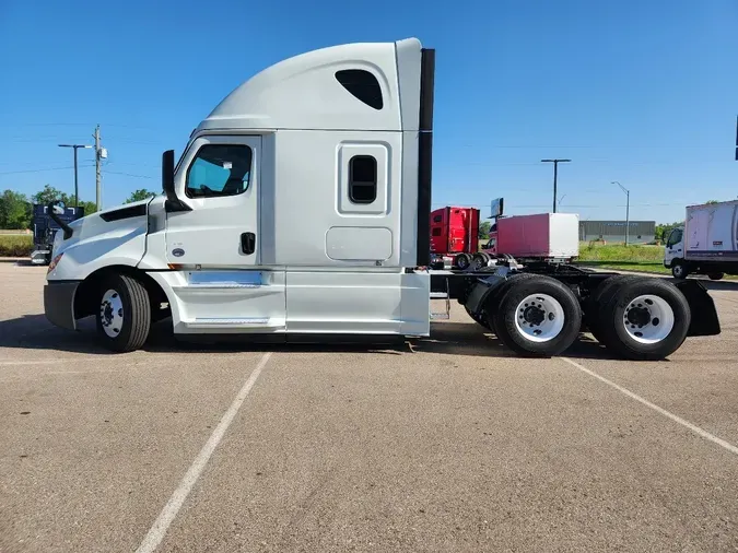 2020 FREIGHTLINER Cascadia 126