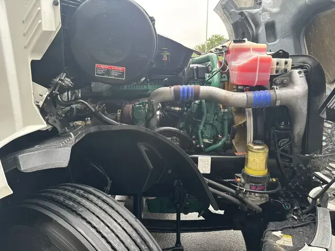2022 VOLVO VNL64T860