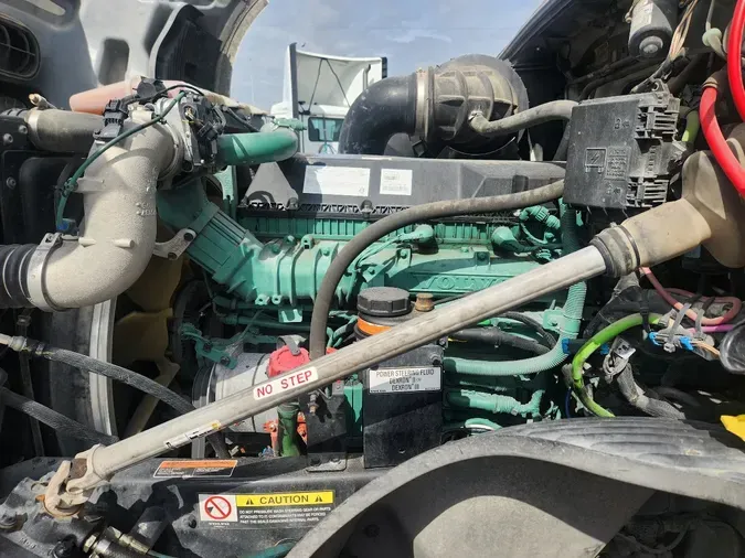 2023 VOLVO VNL64T760