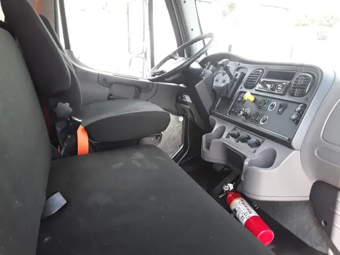 2018 FREIGHTLINER M2 106