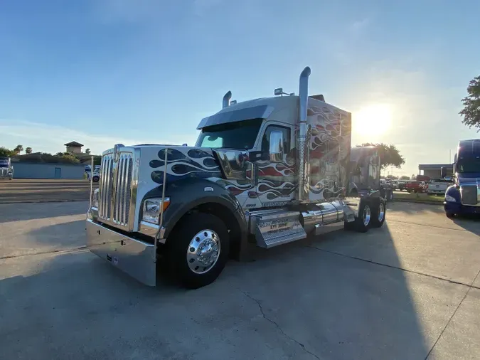 2023 Kenworth W990