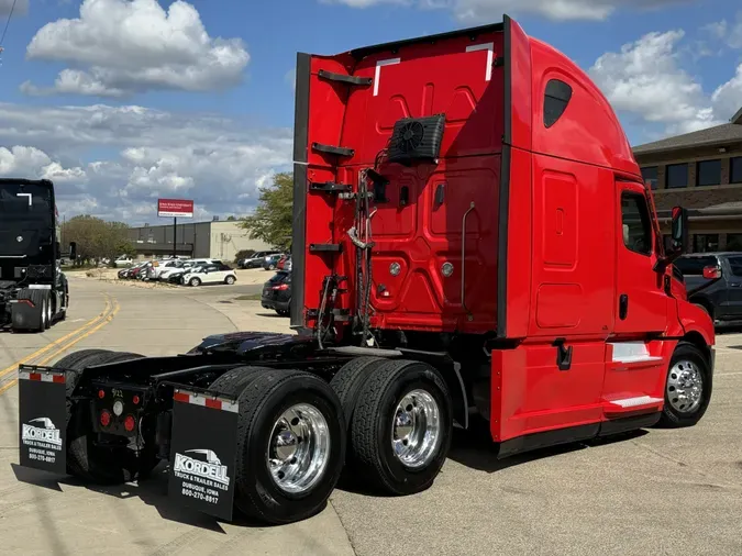 2021 FREIGHTLINER Cascadia 126