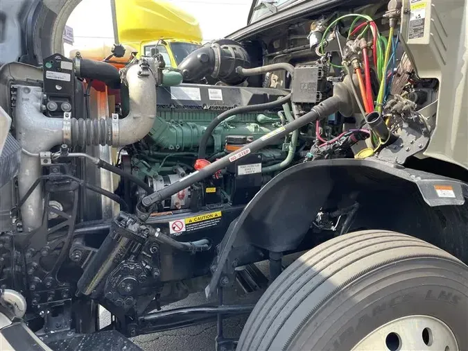 2022 VOLVO VNL760