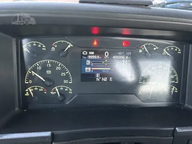 2021 VOLVO VNR64T300