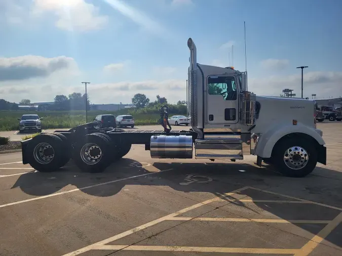 2025 Kenworth W900L