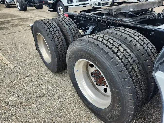 2023 VOLVO VNL64T860