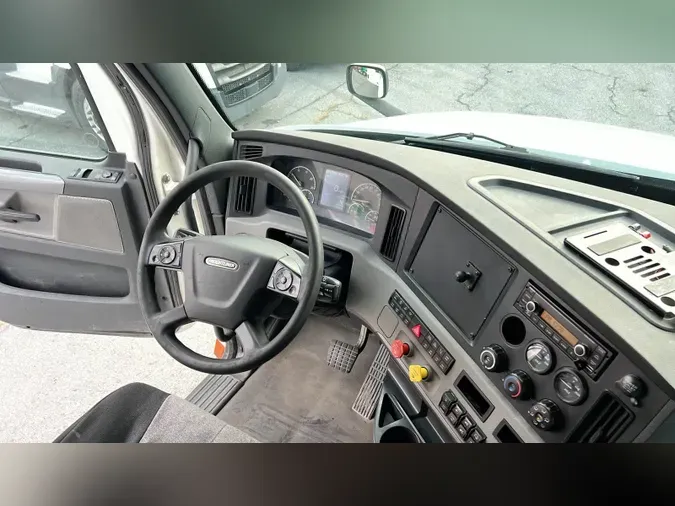 2020 Freightliner Cascadia 126