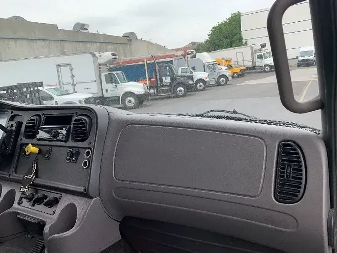 2015 FREIGHTLINER M2
