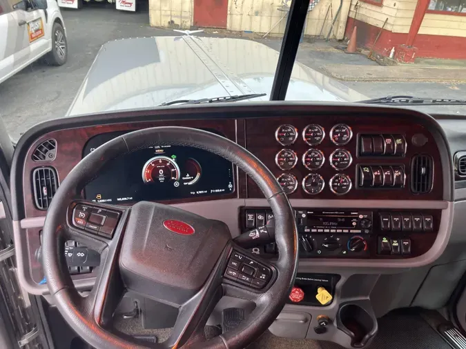 2023 Peterbilt 389