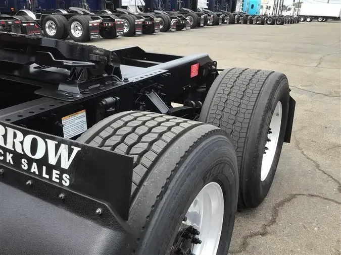 2023 VOLVO VNR300