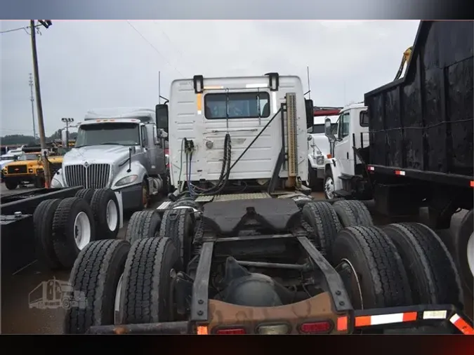 2015 VOLVO VNL64T300