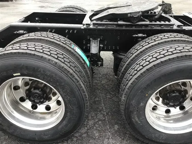 2019 VOLVO VNL740