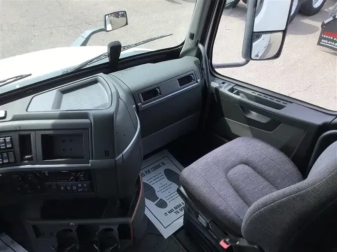 2019 VOLVO VNL760