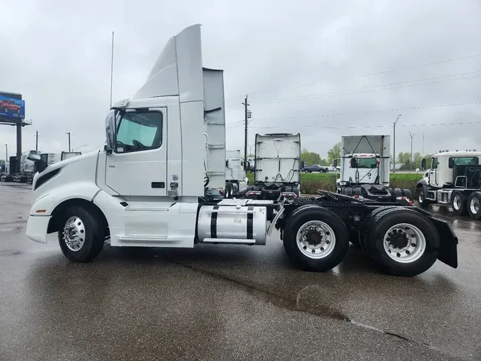 2019 VOLVO VNL64T300