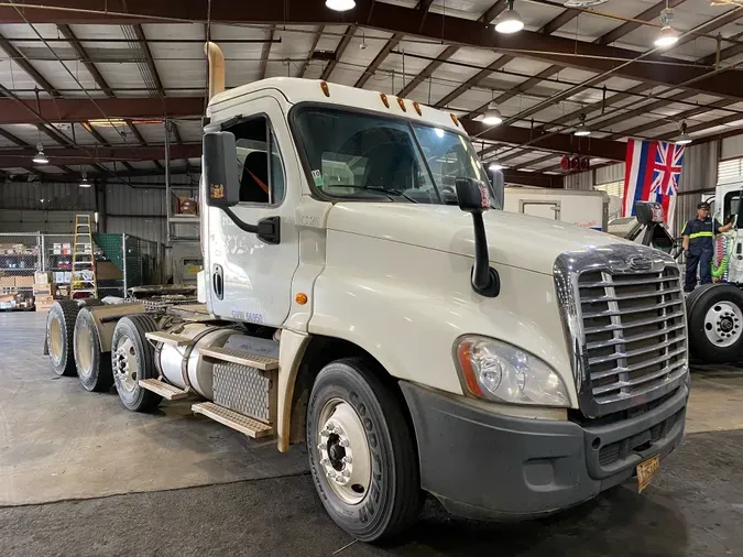 2015 FREIGHTLINER/MERCEDES CASCADIA 12594f13b5fe853adb38b826d36453c8daa