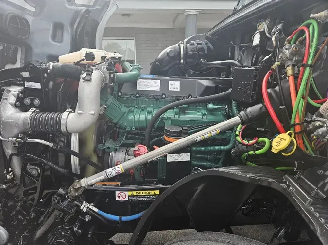 2025 VOLVO VNL64T760