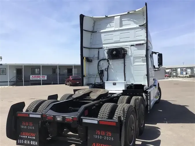 2021 VOLVO VNL740