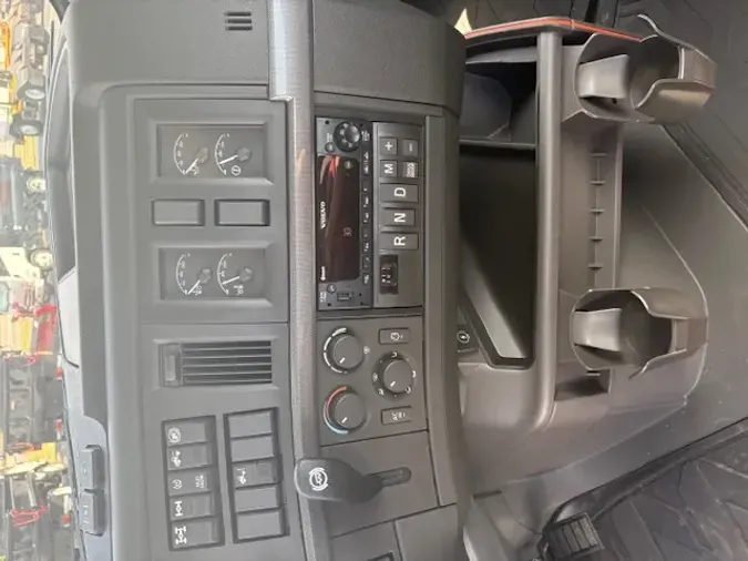 2026 VOLVO TRUCK VNR64T300