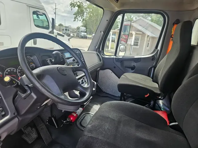 2022 FREIGHTLINER/MERCEDES M2 106