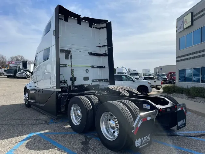 2025 VOLVO VNL64T860