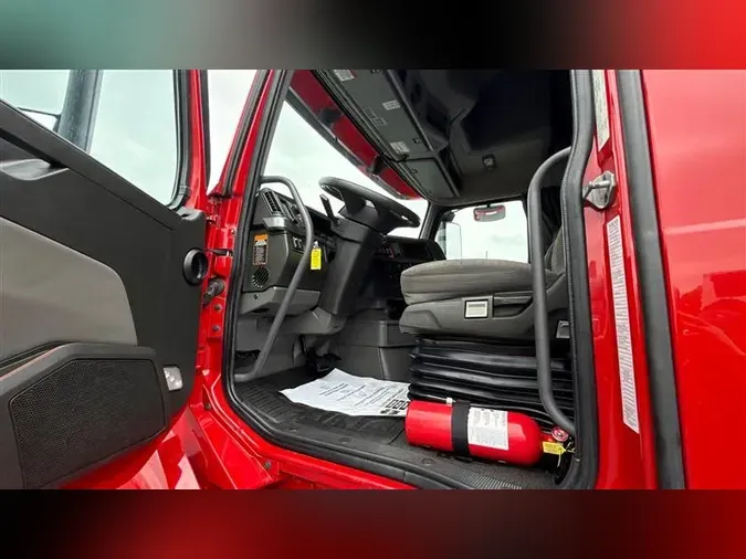 2021 VOLVO VNL760
