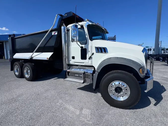 2022 MACK GR64F