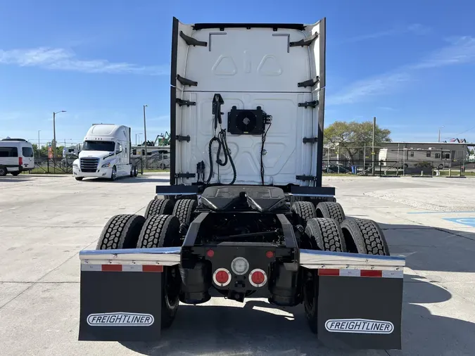 2020 Freightliner Cascadia 126