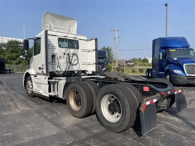 2020 VOLVO VNR64T300
