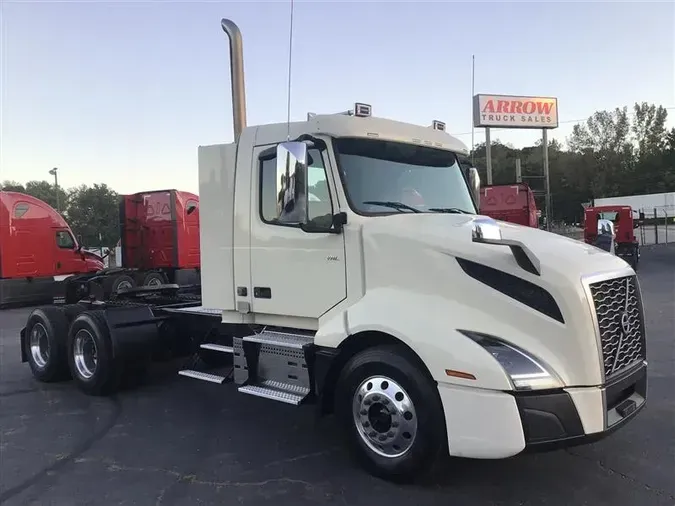 2020 VOLVO VNL300