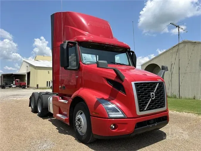 2020 VOLVO VNR64T300