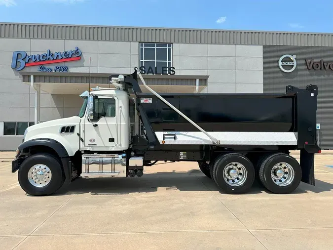 2022 MACK GR64F