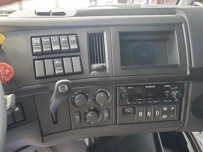 2023 VOLVO VNL64T740