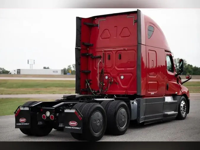 2021 FREIGHTLINER CASCADIA 126