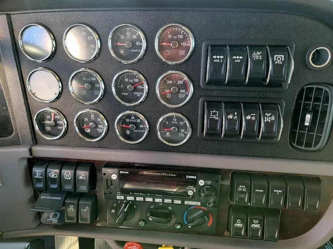 2023 Peterbilt 389