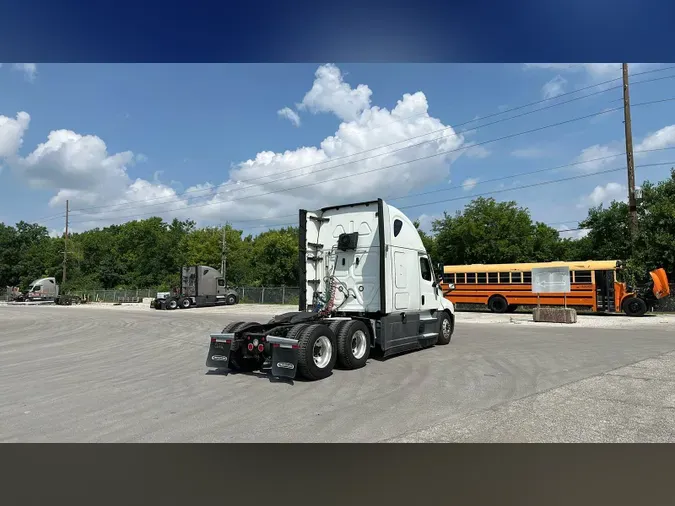 2021 Freightliner Cascadia 126