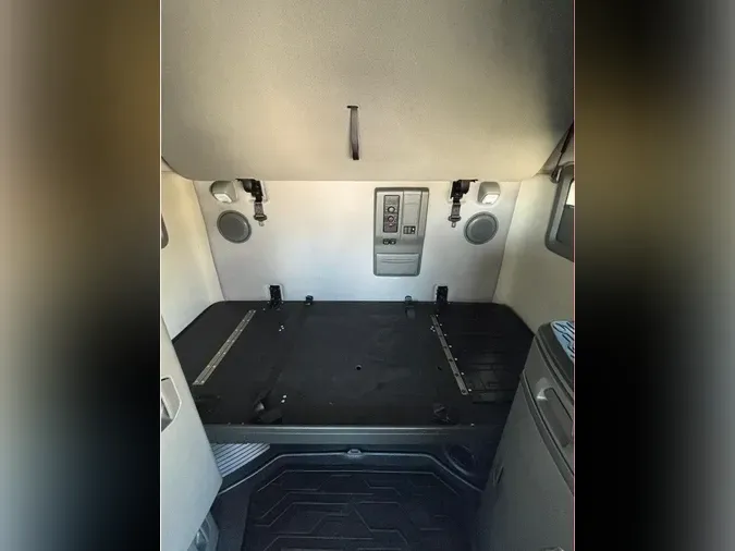 2019 VOLVO VNL64T740