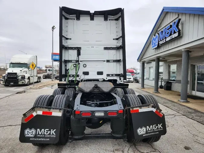 2025 VOLVO VNL64T860